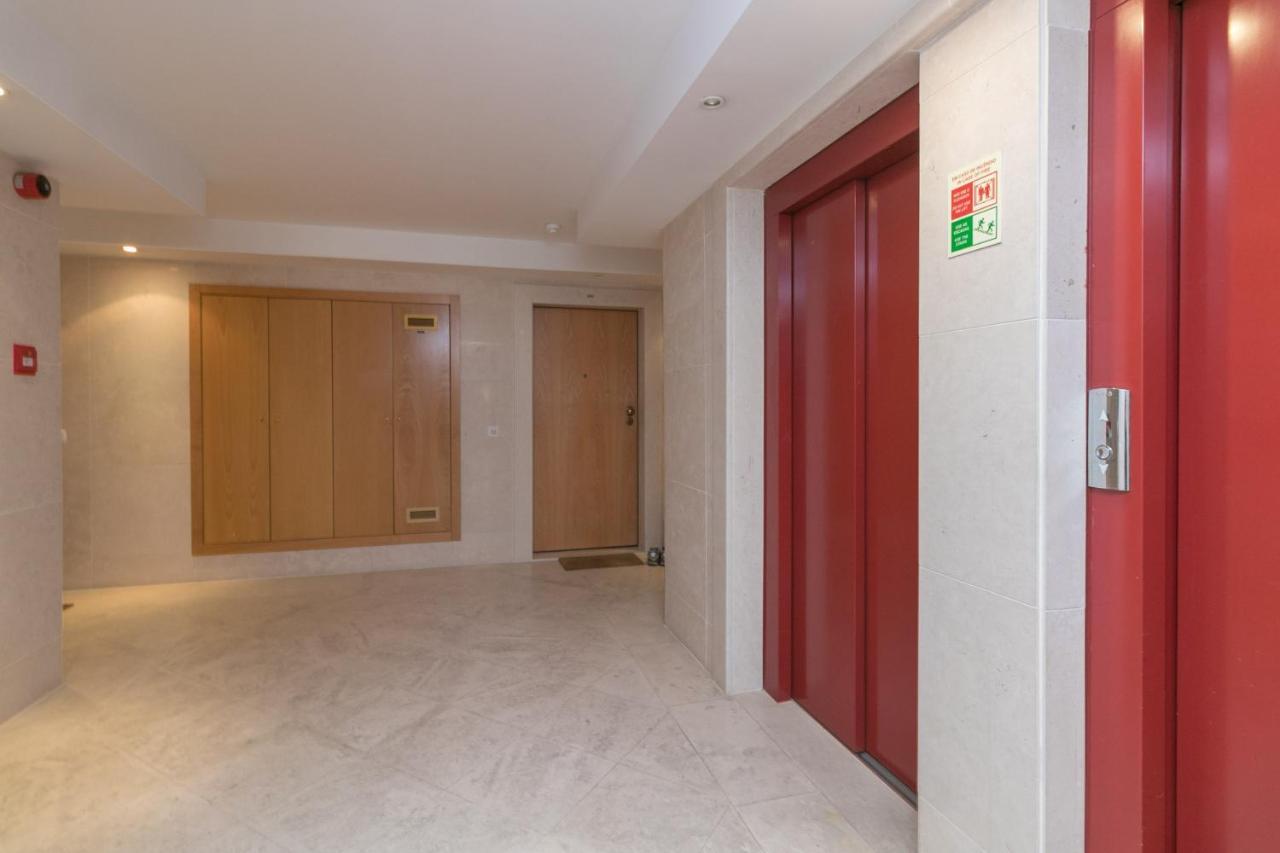 Lejlighed Premium Flat In Upscale Area, Balcony, Parking